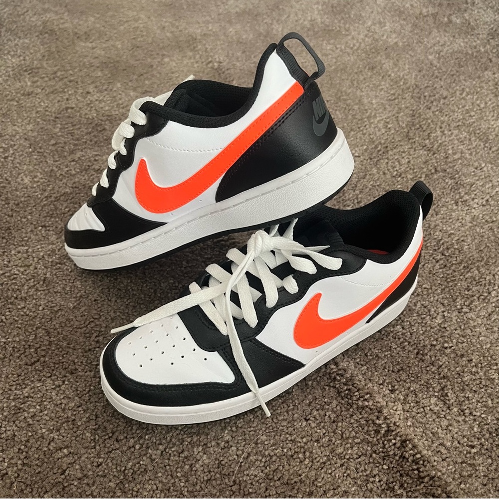 5:5Y Nike Sneakers